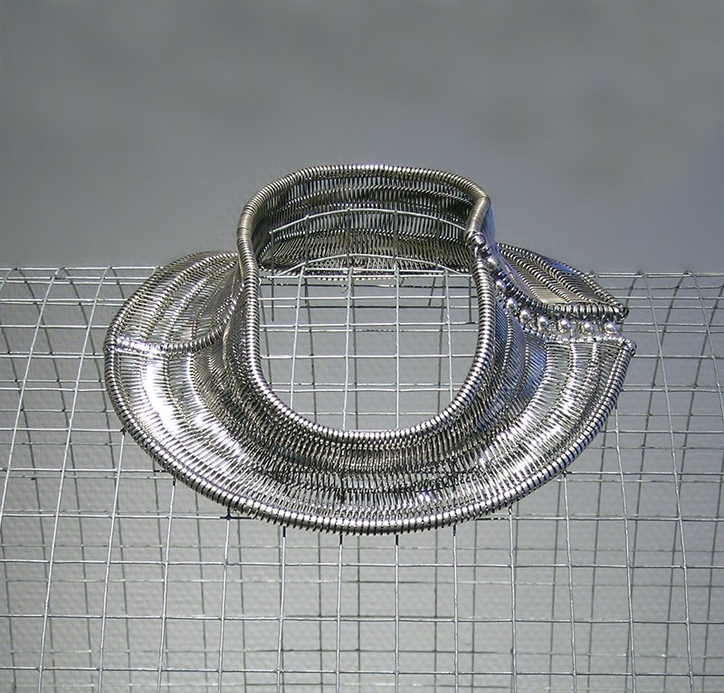 Hvit knappekrage (2003) — Toril Bjorg