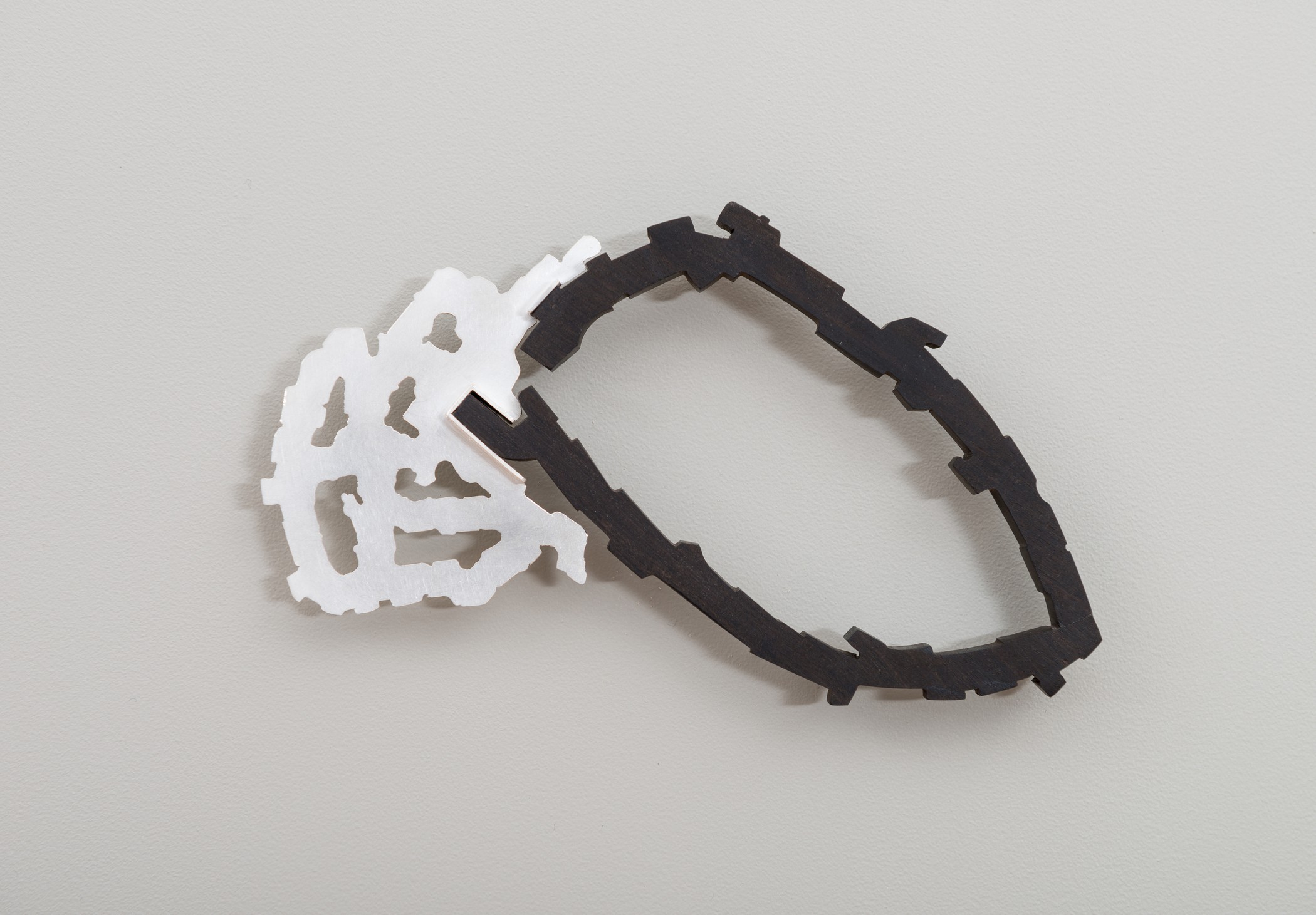Sorte grener I, brosje (2015) — Millie Behrens
