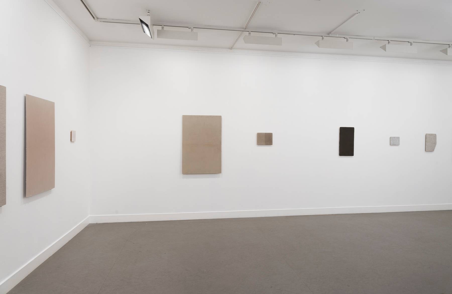 Oversiktsbilde fra utstillingen "Lysning ved død bjørk" (2024) — Espen Brændsrød