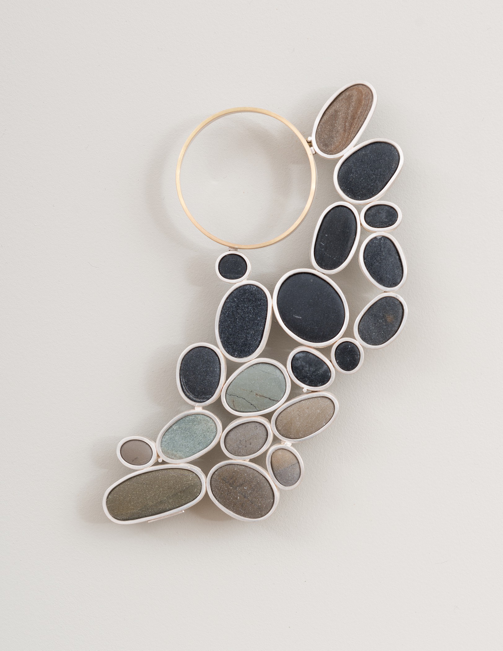 Mørk måne, brosje (2015) — Millie Behrens