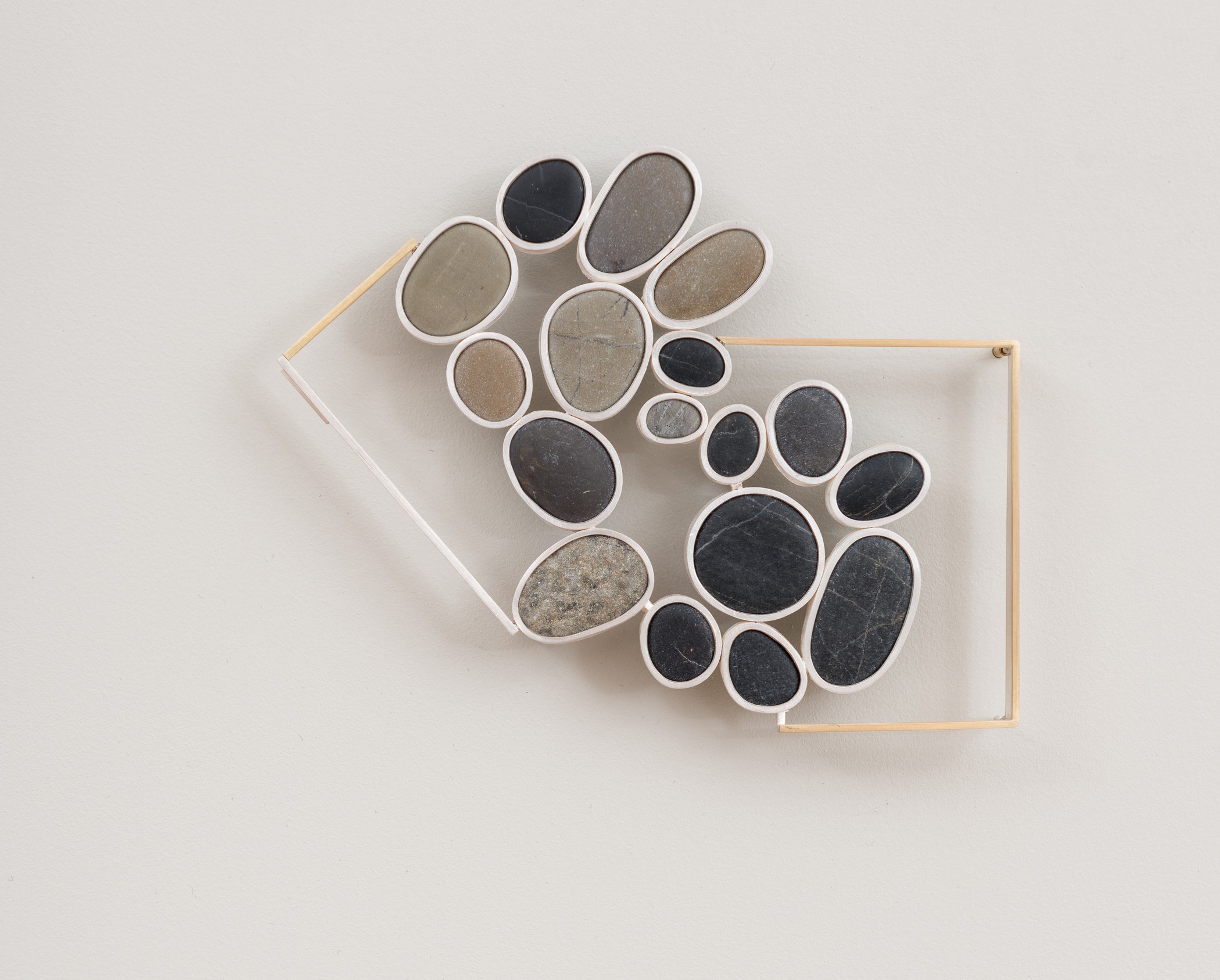 Mellom rommet, brosje (2015) — Millie Behrens