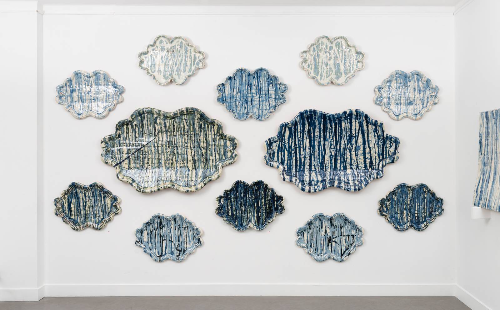 Blå vegg, Faience-serien (2023) — Marit Tingleff