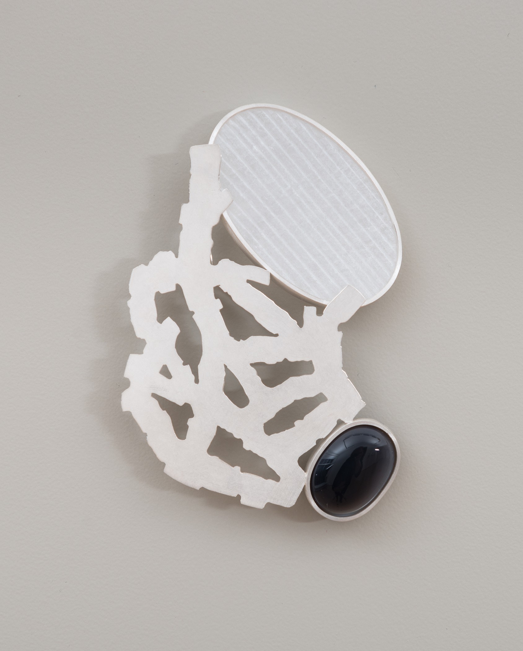 Natt og dag, brosje (2015) — Millie Behrens