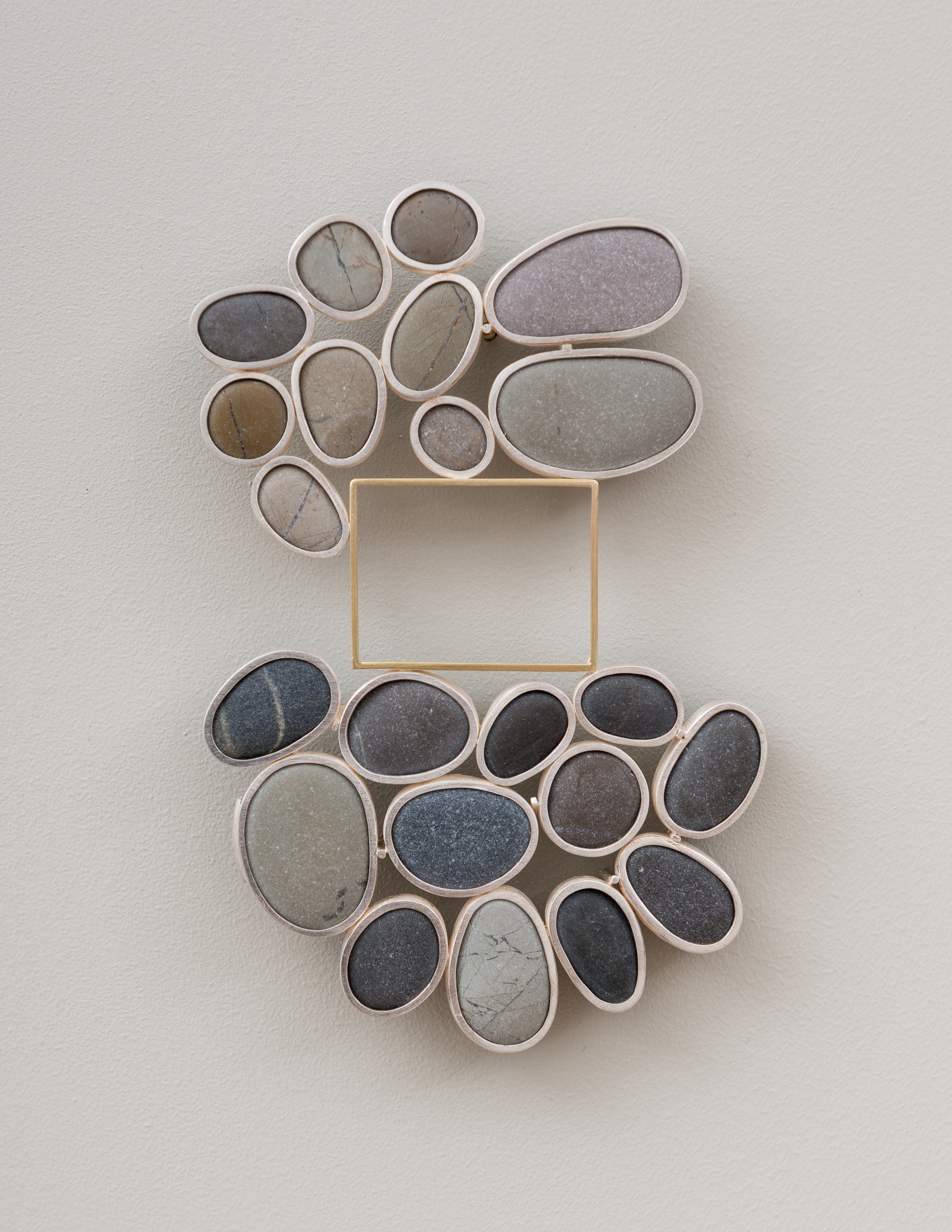 Rommet i mellom, brosje (2015) — Millie Behrens