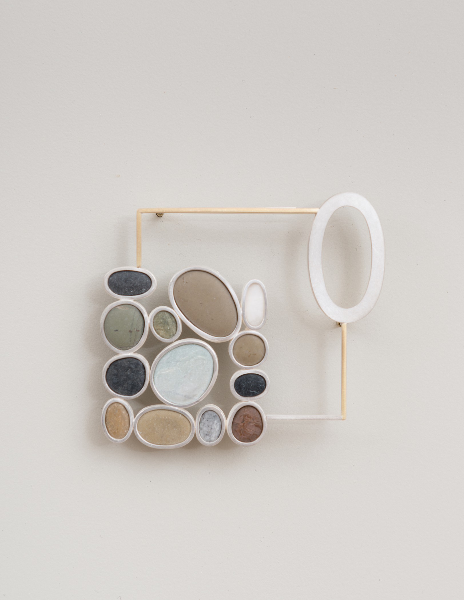 Likevekt II, brosje (2015) — Millie Behrens