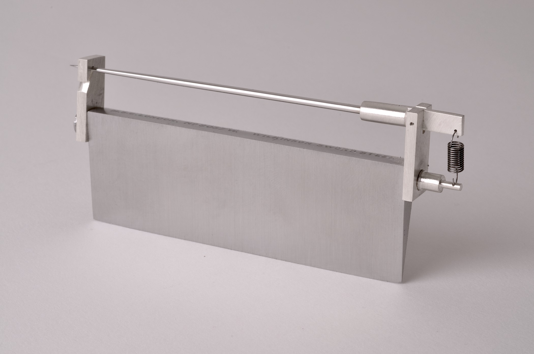 Bæreinstrument for knivegg, (brosje) (2018) — Sigurd Bronger