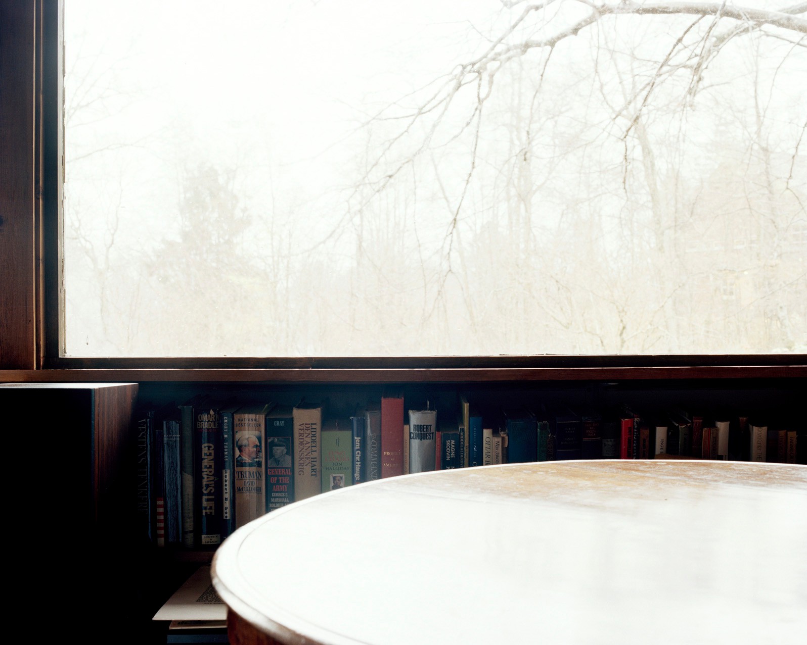 Lys (rundt bord) (2010) — Josephine Lindstrøm