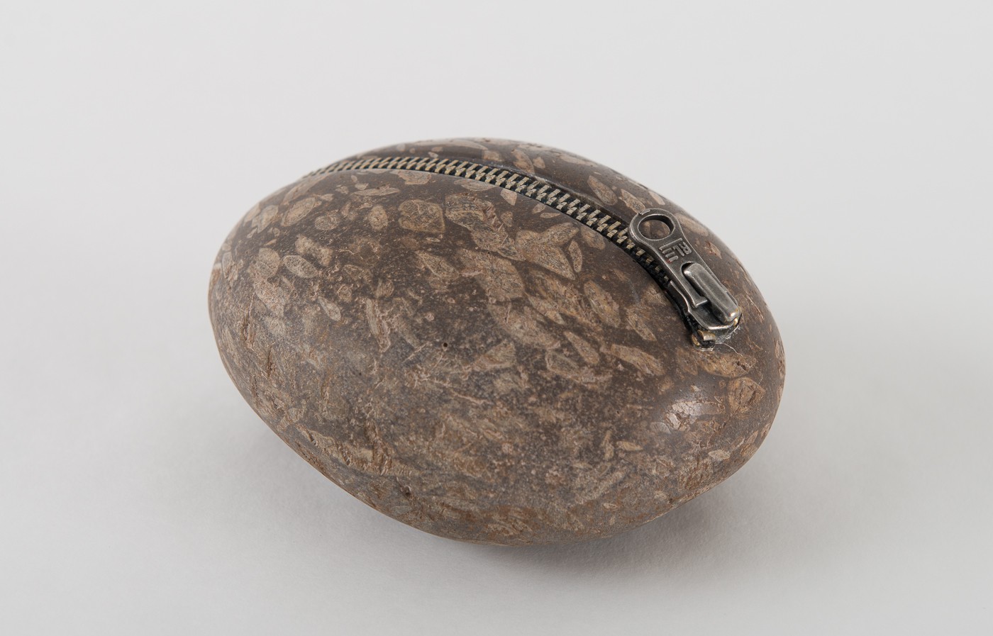 Stein med glidelås (2017) — Jon Gundersen