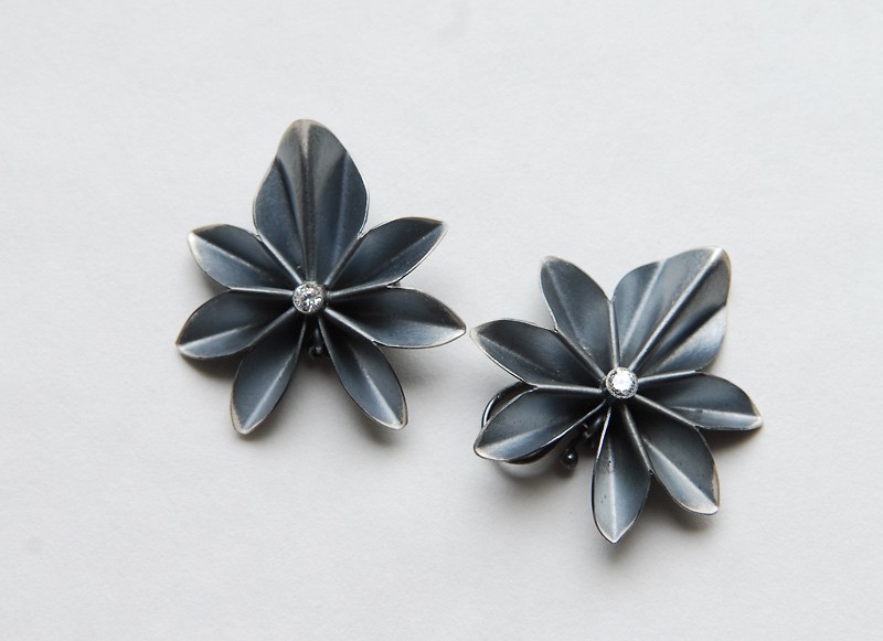 Ørepynt, blomst (2008) — Åse-Marit Thorbjørnsrud