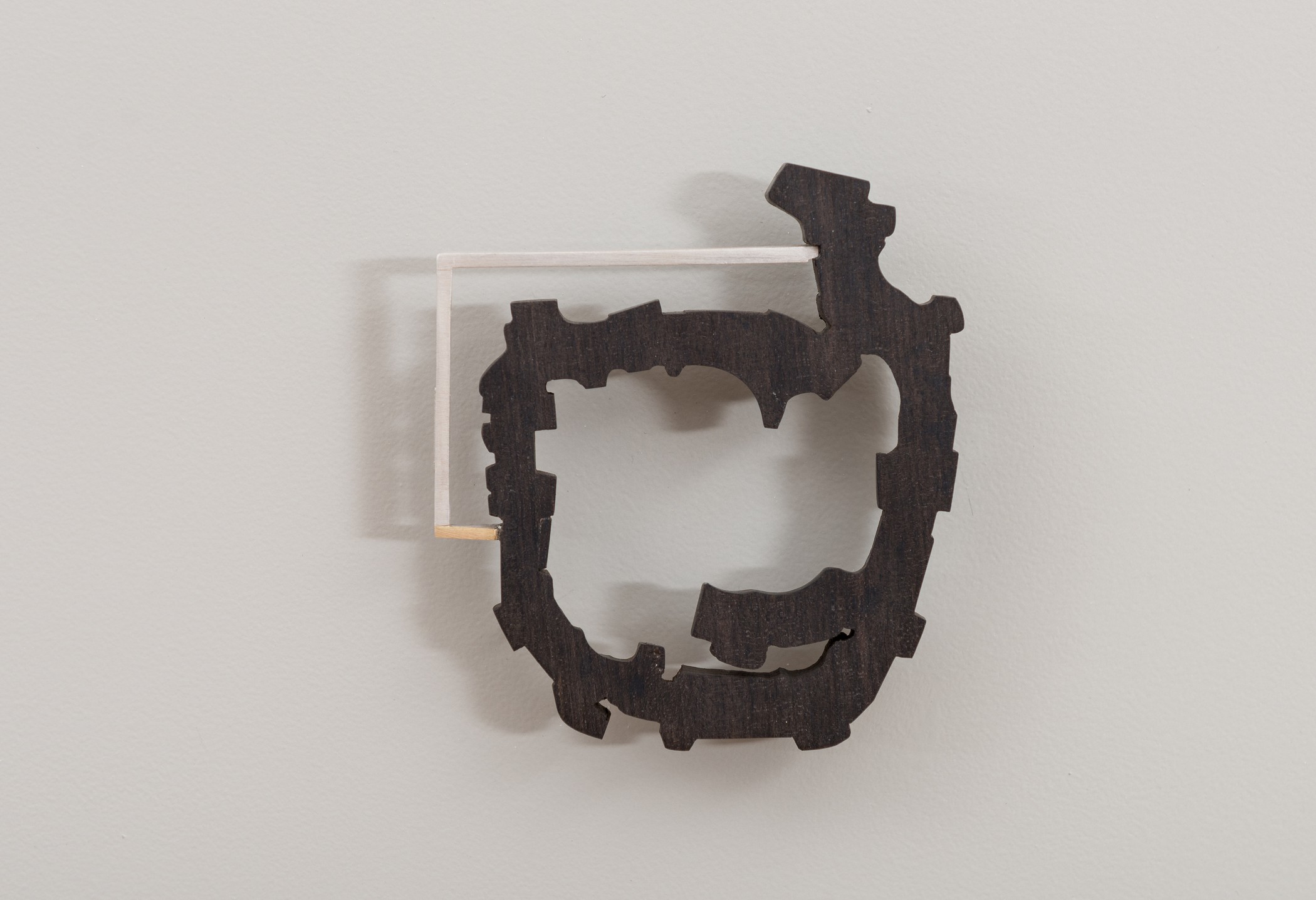 Sorte grener III, brosje (2015) — Millie Behrens