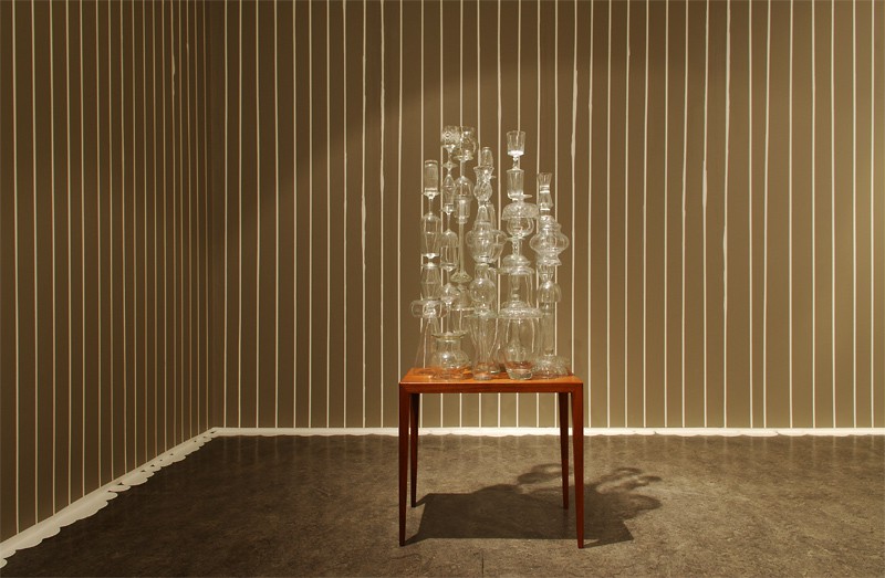 Bord med glassobjekter (2008) — Åsil Bøthun
