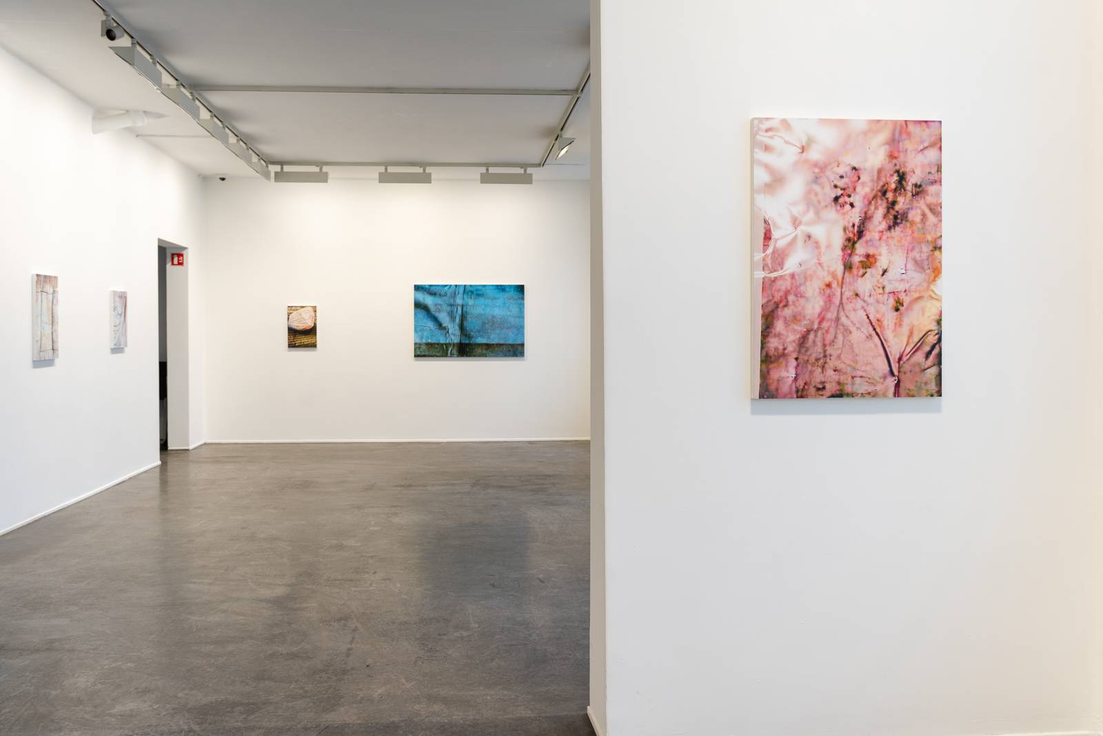 Oversiktsbilde fra utstillingen Dag for natt (2023) — Kristin Austreid