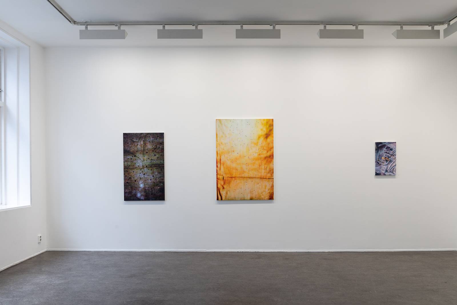 Oversiktsbilde fra utstillingen Dag for natt (2023) — Kristin Austreid